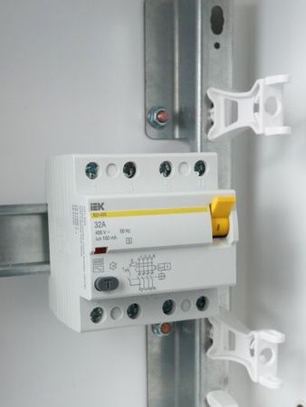 Выключатель дифференциальный (УЗО) ВД1-63S 4Р 32А 100мА IEK
